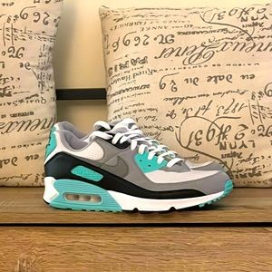 Air max 90 turquoise Men size 11 Used great condition no box